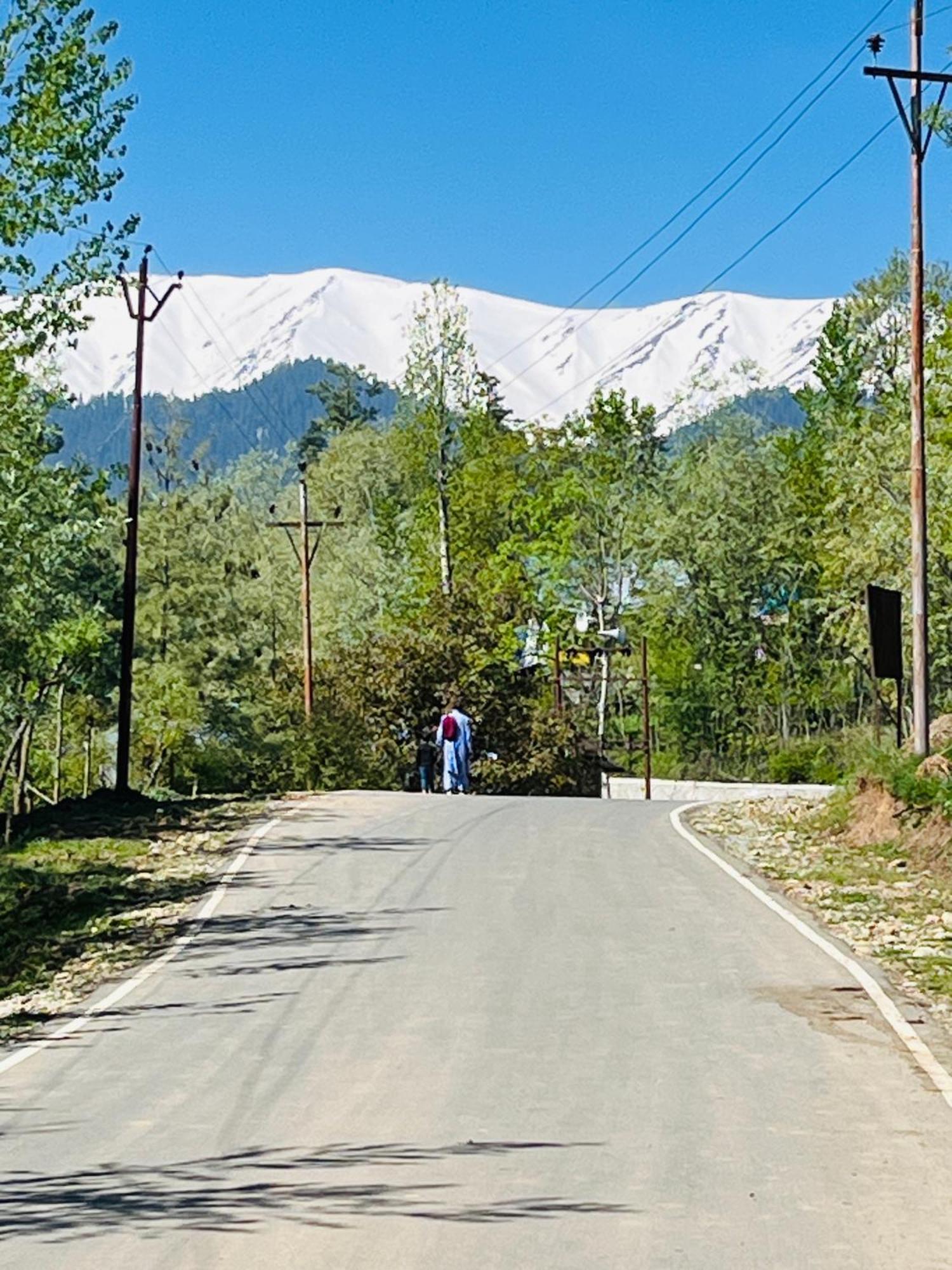 Sunset View Gulmarg Apartment Bagian luar foto